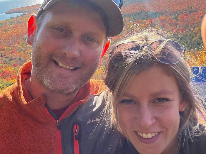 Photo d'Aaron Madgett avec sa femme.