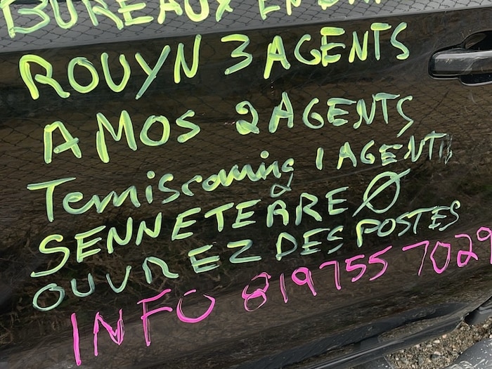 Des graffitis sur un véhicule.