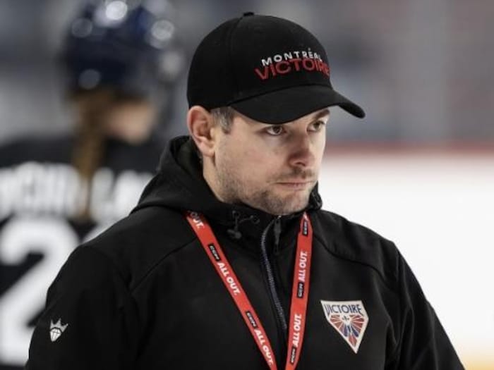 Dans un aréna, Alex-André Perron porte une casquette de l'équipe la Victoire de Montréal.