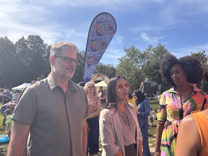 Alexandre Boulerice, Ruba Ghazal et Gisèle Pouhe Njall, dans un parc, discutent avec des citoyens.