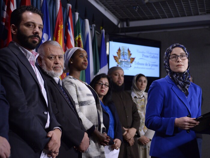 Amira Elghawaby, accompagnée de leaders de groupes musulmans, en conférence de presse.