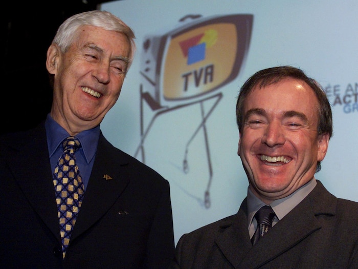Les deux hommes d'affaires rigolent.