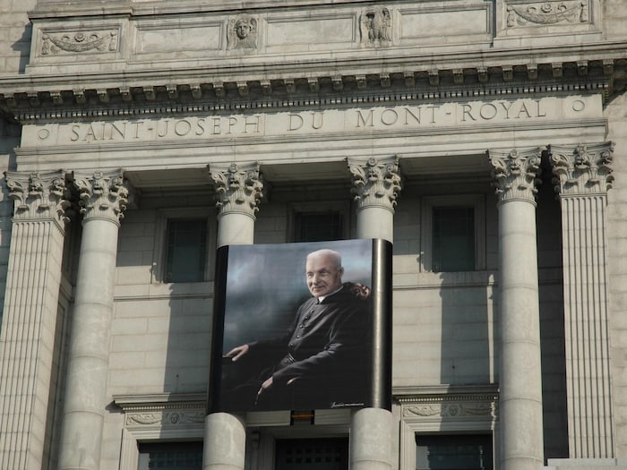Une photo du frère André sur la façade de l’oratoire.