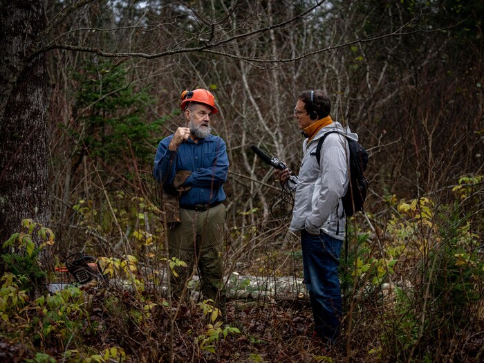 Un forestier parle avec un journaliste.