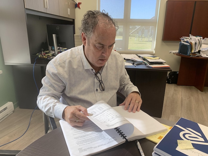 Un homme assis à un bureau.