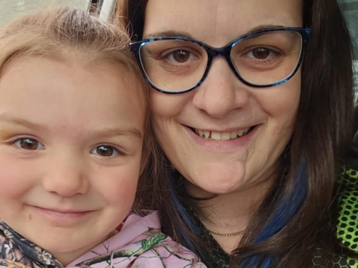 Andréanne Harvey prend un égoportrait avec sa petite fille de trois ans.
