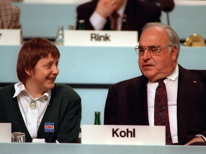Angela Merkel et Helmut Kohl lors d'une rencontre de la CDU le 16 décembre 1991 à Dresde.