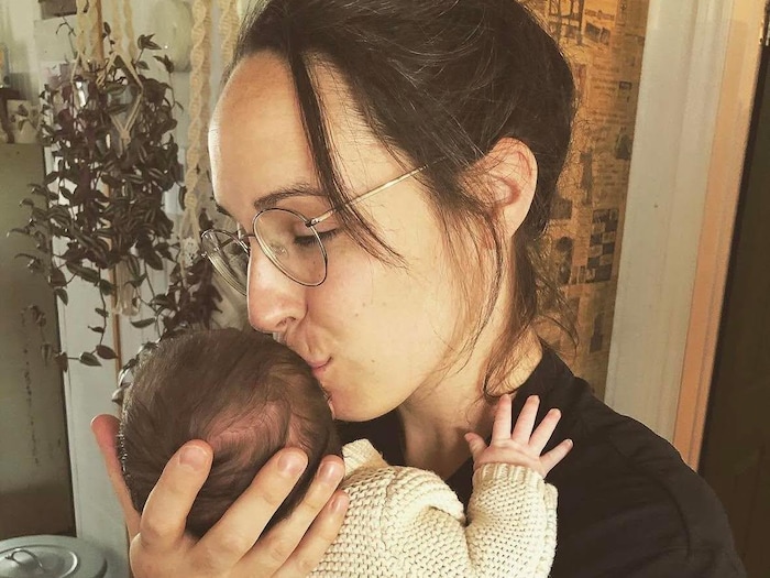 Angèle-Ann Guimond tient son enfant dans ses bras.