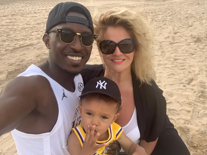 Arnold Bouka Moutou et sa femme, Bérangère, et leur petit garçon sur une plage.