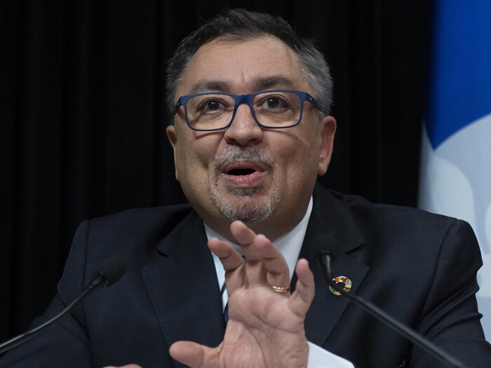 Le Dr Arruda en conférence de presse.