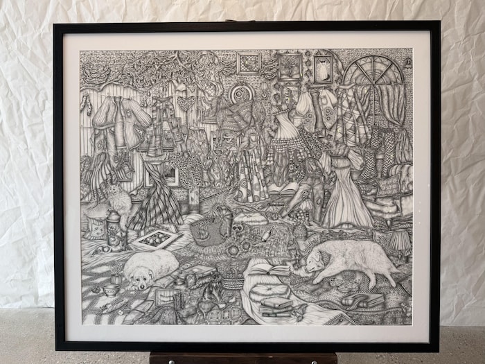 Found, une œuvre en noir et blanc montrant une pièce densément remplie de vêtements, d’animaux, de meubles et d’autres objets.