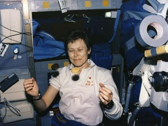Roberta Bondar, le 22 janvier 1992. Lastronaute est la première femme canadienne dans lespace.