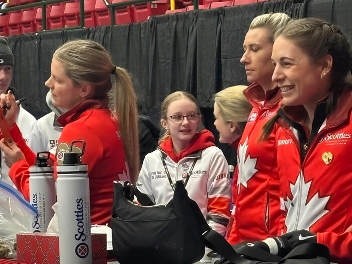 Audrey Desjardins discute avec les membres de l'équipe canadienne.