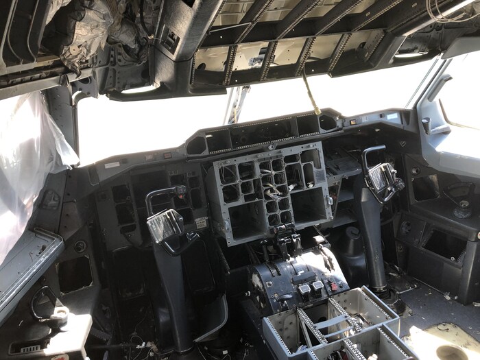 Un cockpit dépouillé de ses instruments.