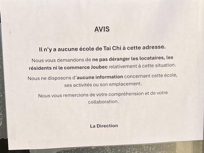 Un avis sur une vitrine de bâtiment demande de ne pas « déranger les locataires, les résidents ni le commerce Joubec » quant à la situation de l'école de tai-chi.