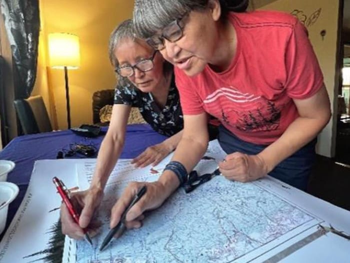 Annie Buckle et Wanda Pascal examinent une carte.
