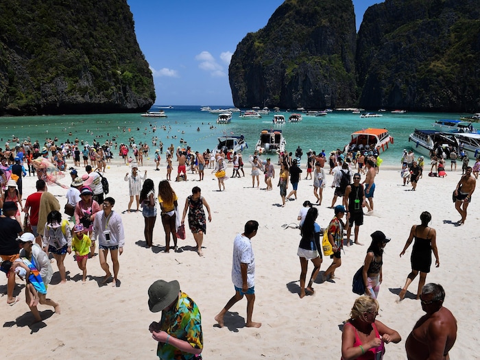 Des hordes de touristes sur une plage paradisiaque.