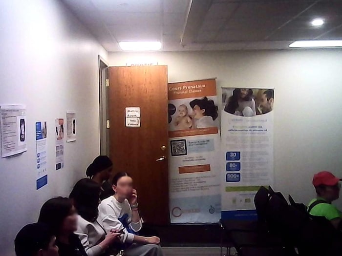 Une salle d'attente aux murs placardés d'annonces.