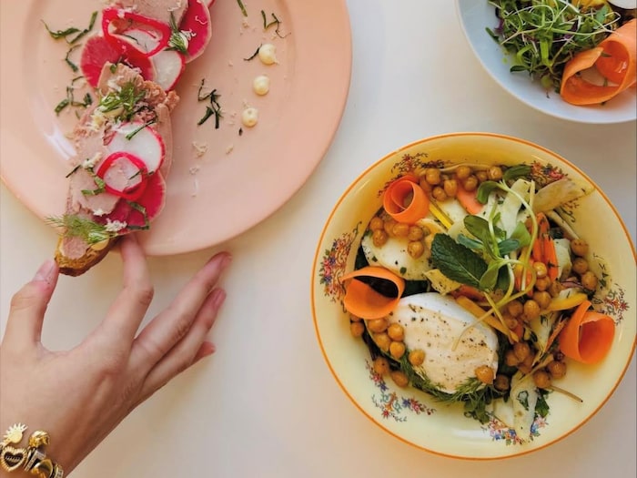 Des plats offerts chez Bernadette dont une tartine jambon beurre et une mozzarella rémoulade.