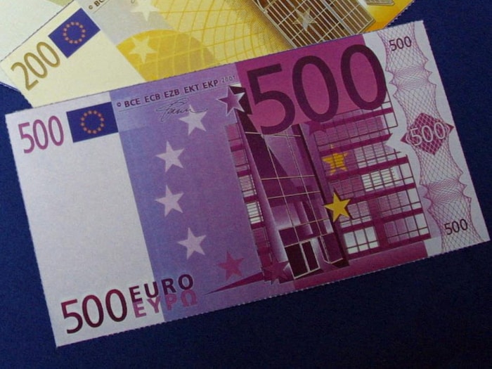 L'argent De 500 Euros Roulé Dans Un Tube Et L'intérieur Rempli D