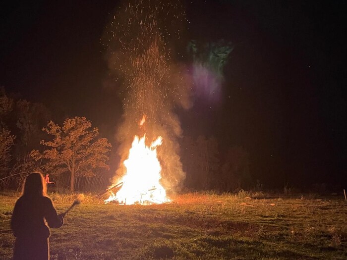 Feu allumé lors d'une cérémonie de la pleine lune par la famille Boily, en octobre 2021.