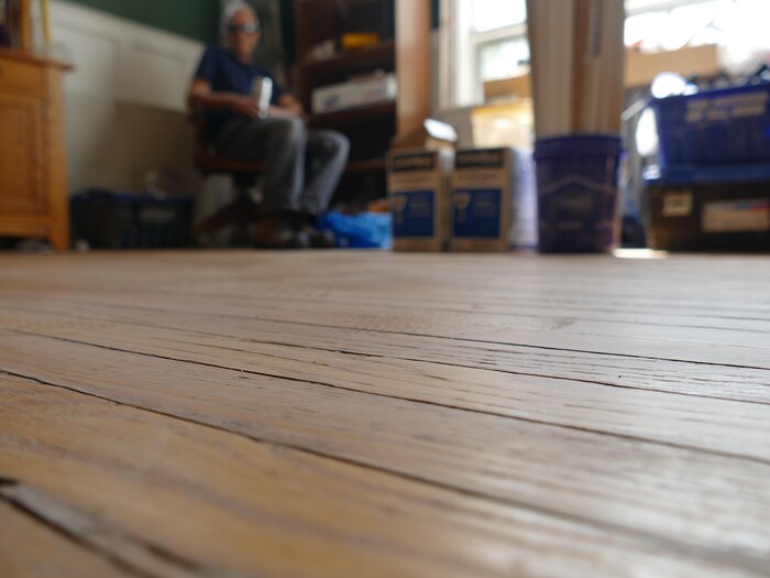 Un plancher de bois franc.