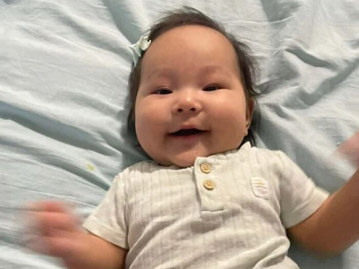 Braylee Beasley est couchée sur un lit et sourit. 