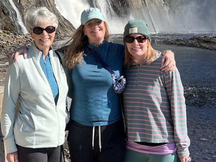 Trois femmes devant une chute. 