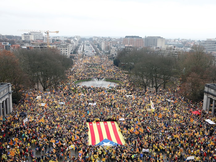 Vue aérienne de la grande place où se sont rassemblés près de 45 000 manifestants pro-Catalogne à Bruxelles.