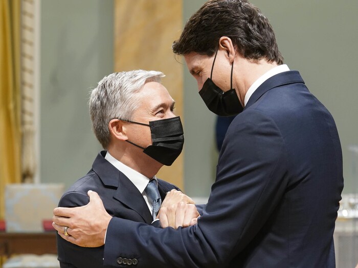 Justin Trudeau fait une accolade à François-Philippe Champagne.