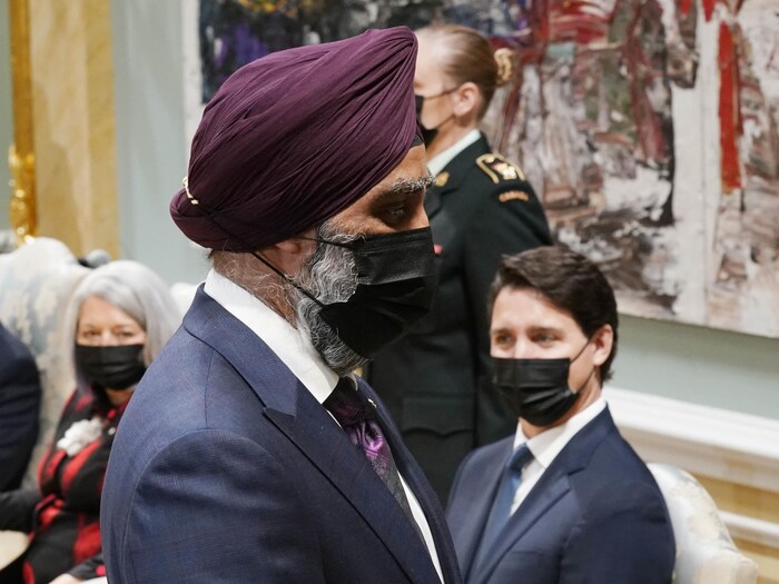Harjit Sajjan passe devant la gouverneure générale Mary Simon et le premier ministre Justin Trudeau.