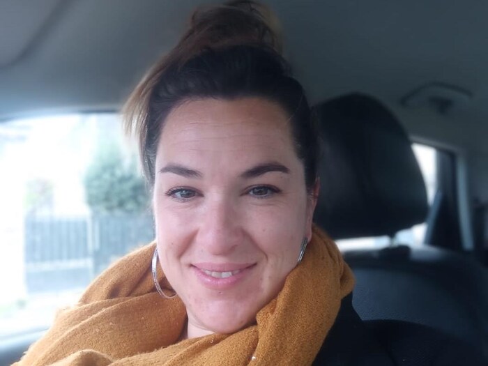 Camille Dandurand dans une voiture.