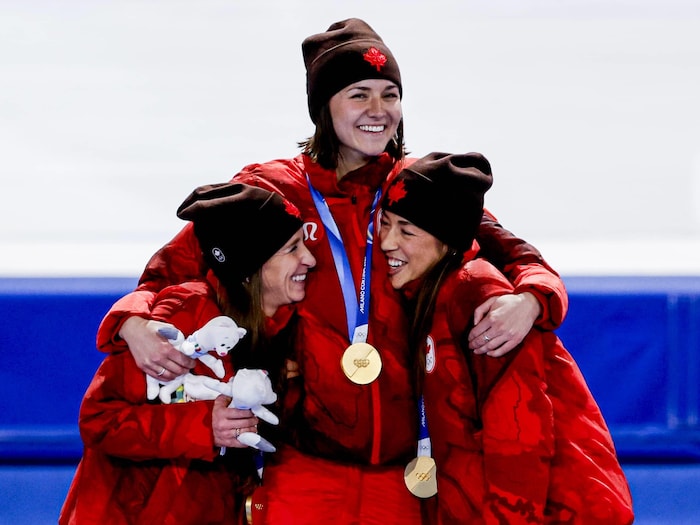 Les Canadiennes sur le podium avec leur médaille d'or au cou