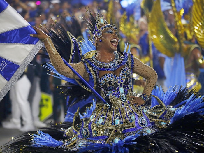 Un carnaval de Rio féérique pour enterrer la COVID-19