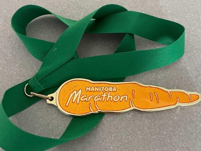 Une médaille en forme de carotte.