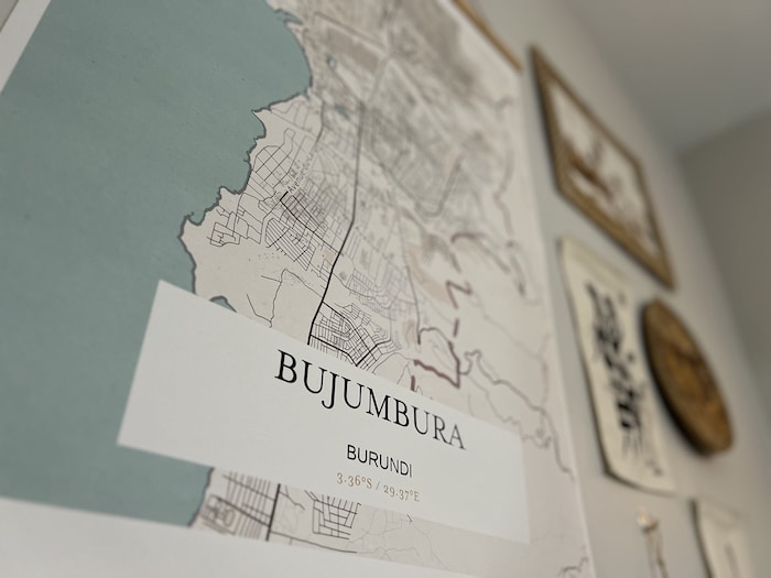 Une carte de Bujumbura accrochée au mur. 