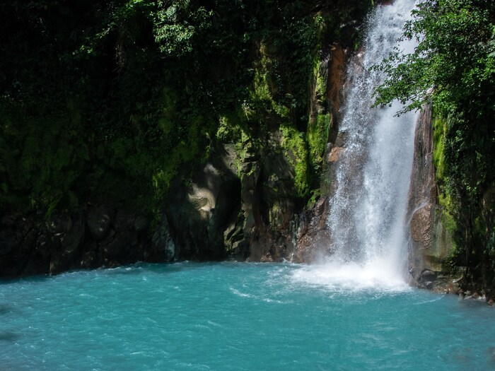 La cascade du Rio Celeste dans le parc national du Volcan Tenorio, dans la province d'Alajuela, au nord du Costa Rica.