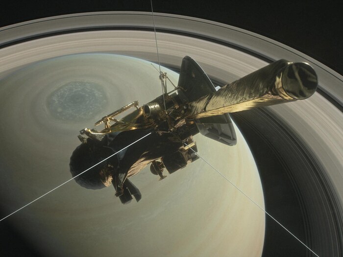 Illustration montrant la sonde Cassini au-dessus de l'hémisphère Nord de Saturne.