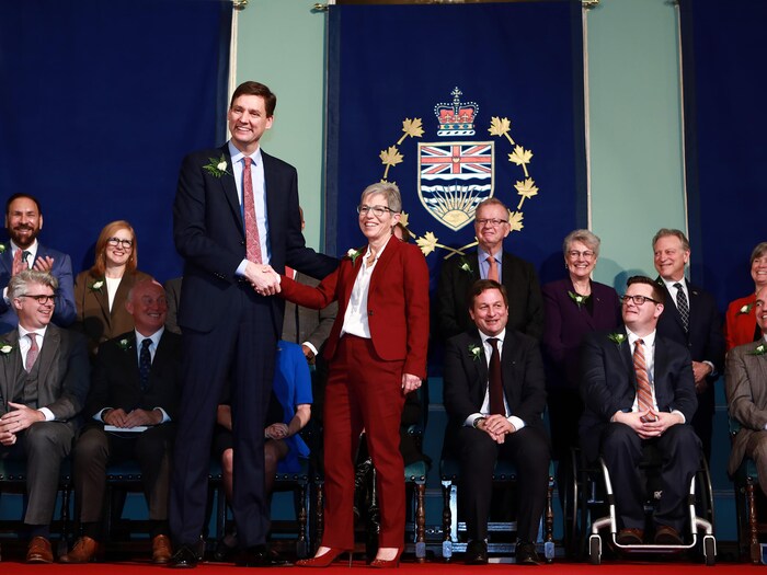 Le premier ministre de la Colombie-Britannique, David Eby, félicite la ministre de l'Éducation postsecondaire et des Compétences d'avenir, Selina Robinson, à la suite de la prestation de serment à Government House, à Victoria, le mercredi 7 décembre 2022.