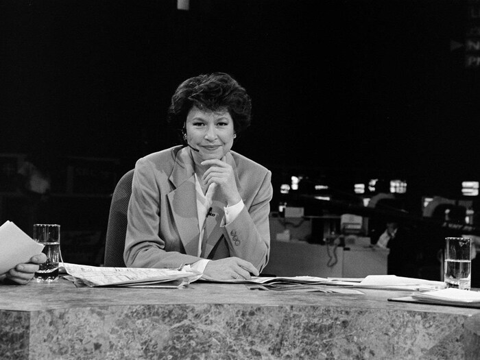 Céline Galipeau, assise à un pupitre de la salle des nouvelles.