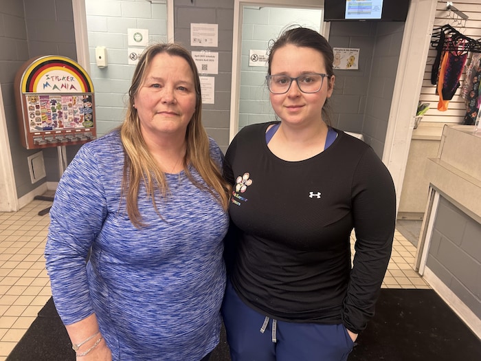 Deux femmes posent devant la caméra.