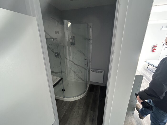 Une salle de bain avec une douche.