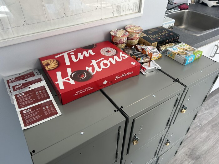 Des aliments sur un comptoir.