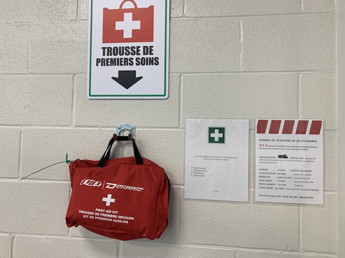 Une trousse de premiers soins accrochée à un mur.