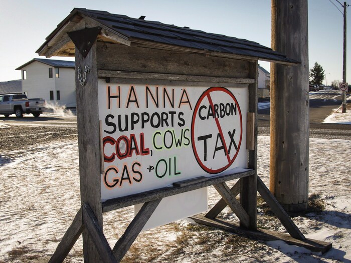 Un panneau disant : Hanna soutient le charbon, les vaches, le gaz et le pétrole, non à la taxe carbone.