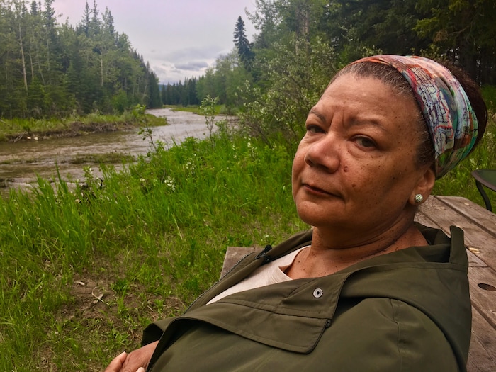 Cheryl Foggo devant une crique au sud-est de Calgary.