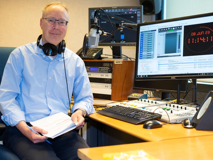 Christian Riou dans le studio de radio de Radio-Canada Manitoba.