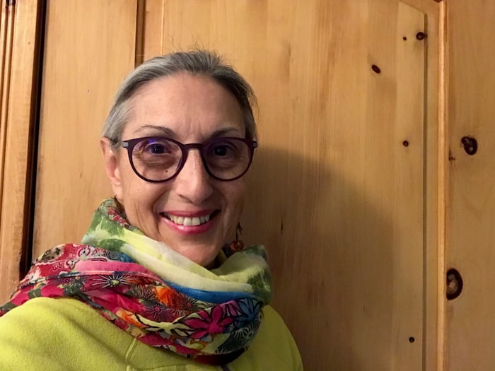 Christiane Dumont regardant la camera.