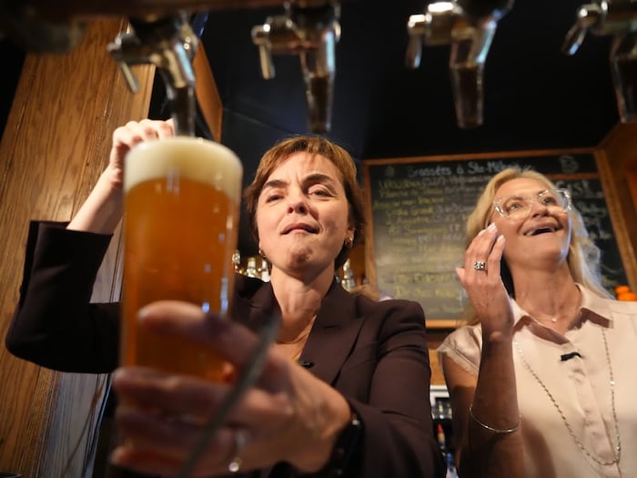 Christine Fréchette coule une pinte en compagnie de Clodine Desrochers.