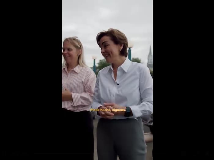 La cheffe de la CAQ, Christine Fréchette, discute avec quelqu'un. Le sous-titre dit "steak haché, oignons".